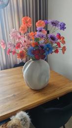 Vaas met kunstbloemen, Ophalen