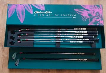 Mizuno Pro 241 Limited Edition Azalea ijzerset (nieuw) beschikbaar voor biedingen