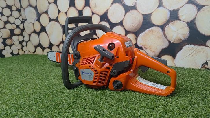 IN NIEUWSTAAT Husqvarna 135 Mark II Benzine Kettingzaag, Tuin en Terras, Hand-tuingereedschap, Zo goed als nieuw, Overige soorten