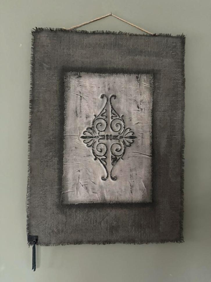Landelijk kalkdoek met ornament in mooie sobere (grijs)tint., Huis en Inrichting, Woonaccessoires | Wanddecoraties, Zo goed als nieuw