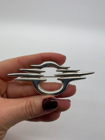 A244 Prachtige zilveren modernist broche beschikbaar voor biedingen