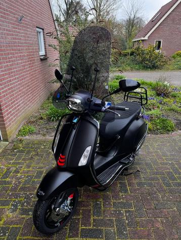 Vespa Sprint Mat Zwart 2023 - 45km/u. Eerste eigenaar beschikbaar voor biedingen