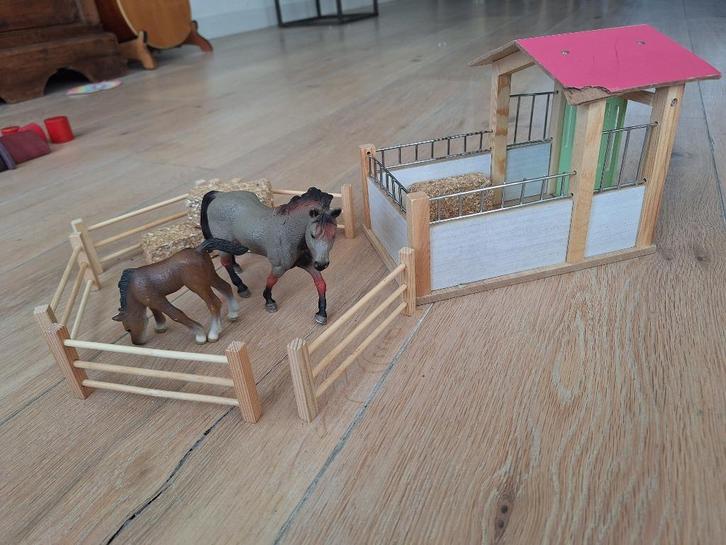 Houten paardenstal met paarden, Kinderen en Baby's, Speelgoed | Houten speelgoed, Gebruikt, Overige typen, Ophalen of Verzenden