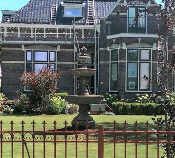 Oud roestlook Engelse fontein beschikbaar voor biedingen