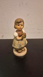 Goebel Hummel beeldje nr 257, meisje met bloemen, W. Germany, Verzamelen, Beelden en Beeldjes, Ophalen of Verzenden, Gebruikt