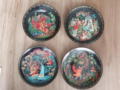 4 porseleinen bordjes Russische Sprookjes - Bradex, Antiek en Kunst, Antiek | Porselein, Ophalen of Verzenden