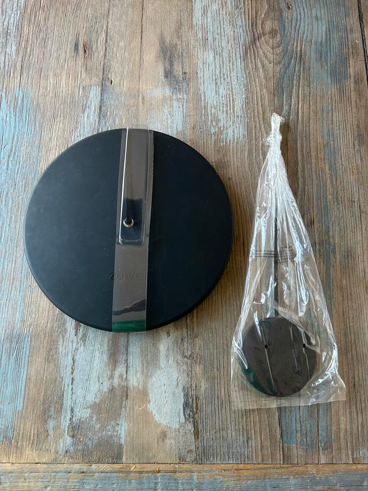 Zuiver Klok Minimal Grijs - Nieuw in Doos, Huis en Inrichting, Woonaccessoires | Klokken, Nieuw, Wandklok, Analoog, Ophalen of Verzenden