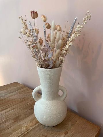 Beige vaas met relief beschikbaar voor biedingen
