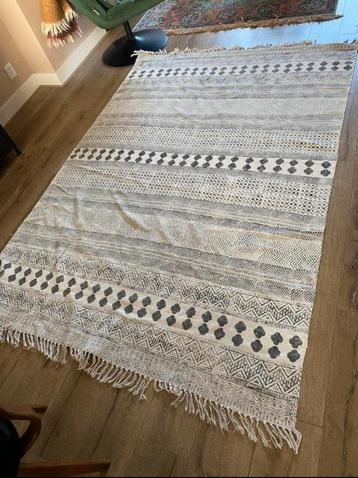 Zandkleurig vloerkleed met print beschikbaar voor biedingen