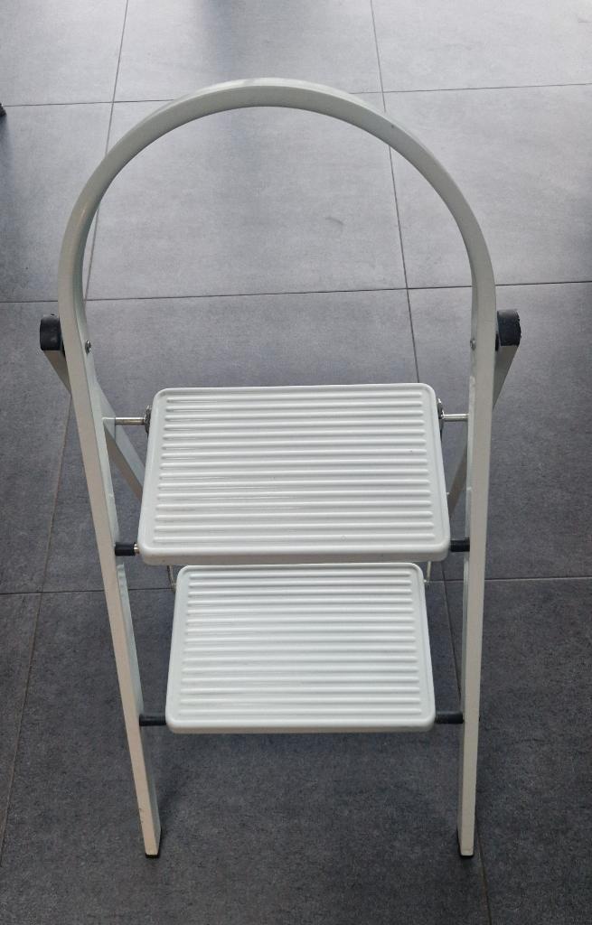 Huishoudtrap, keukentrapje, 2 treden, Doe-het-zelf en Verbouw, Ladders en Trappen, Gebruikt, Trap, Minder dan 2 meter, Opvouwbaar of Inschuifbaar