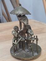 Bronzen Afrikaans beeldje met figuren onder een parasol, Antiek en Kunst, Kunst | Beelden en Houtsnijwerken, Ophalen of Verzenden