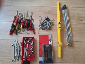 Gereedschap  , doos vol  . beschikbaar voor biedingen