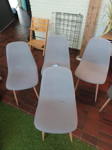 4x lichtgrijze stoelen beschikbaar voor biedingen