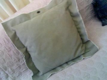 Stoer grijs spijkerkussen ca.45x45cm beschikbaar voor biedingen