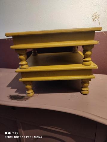 Okergele bijzettafel / plantentafel beschikbaar voor biedingen