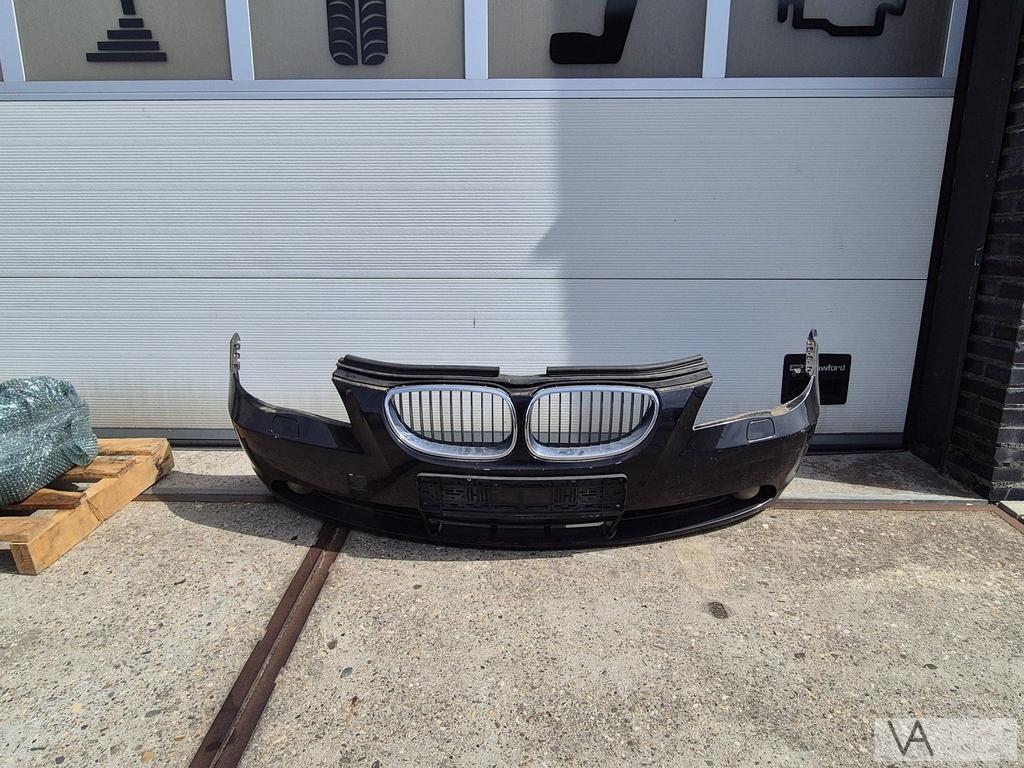 BMW 5 serie E60 / E61 2003 tot 2007 voorbumper met sproeiers, Gebruikt, Voor, Ophalen of Verzenden, Bumper