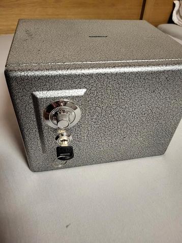 Vintage spaarpot Brandkast met Sleutel beschikbaar voor biedingen