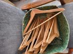 Kledinghangers van Hout, 18st, Ophalen
