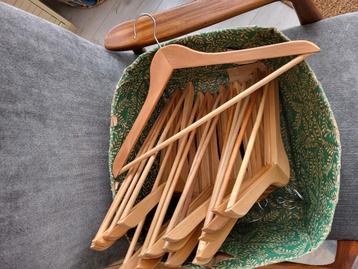 Kledinghangers van Hout, 18st beschikbaar voor biedingen