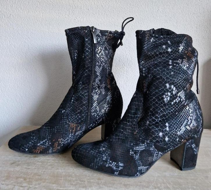 tk: superleuke laarsjes Tamaris mt 40 zwart grijs, Kleding | Dames, Schoenen, Zo goed als nieuw, Lage of Enkellaarzen, Zwart, Ophalen of Verzenden