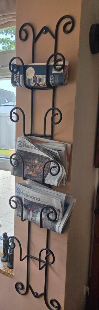 Krant/ Tijdschriften rek beschikbaar voor biedingen