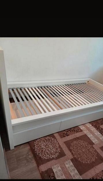 bed van ikea met lades. 90x200cm  beschikbaar voor biedingen