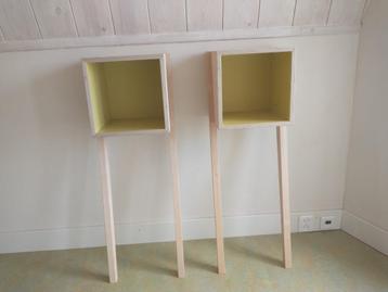 2 houten muurkastjes (smal) beschikbaar voor biedingen