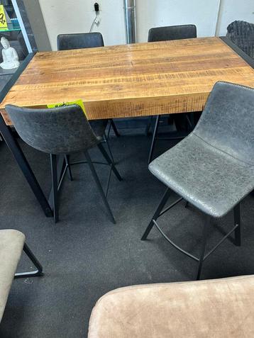 Mango tafel met 4 barkrukken beschikbaar voor biedingen