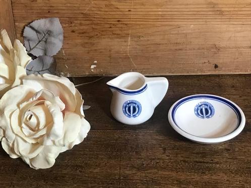 Melkkannetje + schaaltje Regout Ned. Ver. Fabrieksarbeiders, Antiek en Kunst, Antiek | Servies los, Ophalen of Verzenden