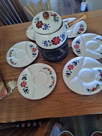 Fondue set met 2 pannen, 6 borden en vorken beschikbaar voor biedingen