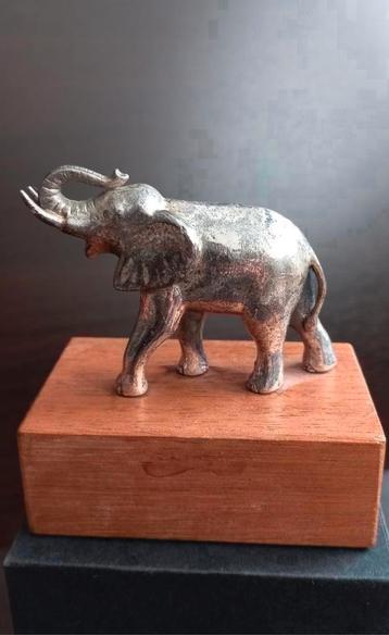verzilverde beeldje Olifant op houten sokkel beschikbaar voor biedingen