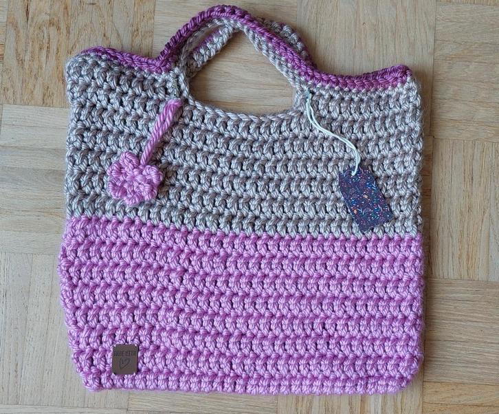Tote bag gehaakte tas met gratis bag charm roze beige, Sieraden, Tassen en Uiterlijk, Tassen | Damestassen, Nieuw, Shopper, Roze