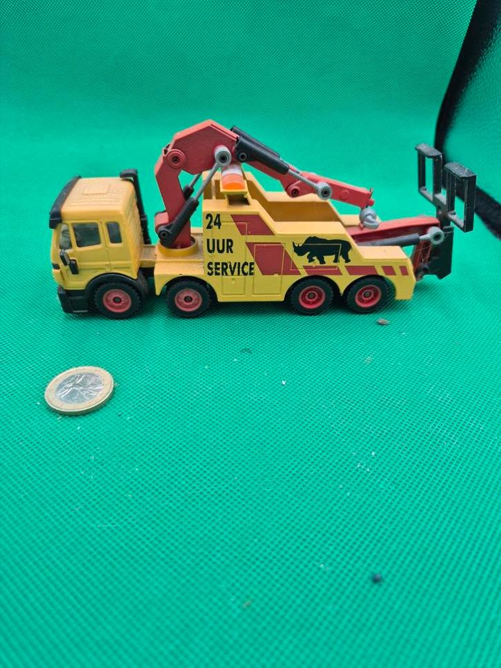 557 mercedesbenz sleeptruck siku, Hobby en Vrije tijd, Modelauto's | Overige schalen, Zo goed als nieuw, Bus of Vrachtwagen, Ophalen of Verzenden