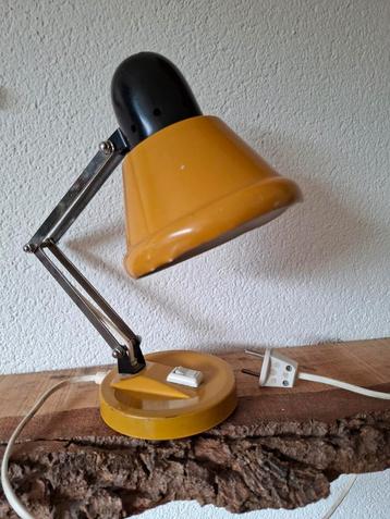 Okergele Retro Scharnierlamp beschikbaar voor biedingen