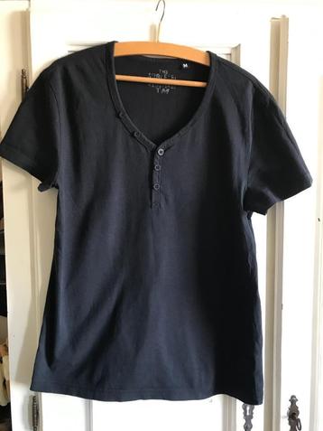 t-shirt V hals en knoopjes (the Sublevel) beschikbaar voor biedingen