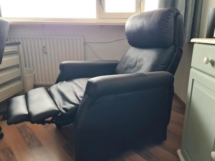 Zwarte relaxfauteuil met voetenbank, Huis en Inrichting, Stoelen, Gebruikt, Eén, Overige materialen, Zwart, Ophalen of Verzenden