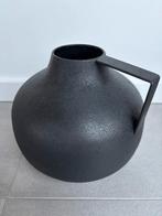 Zwarte metalen vaas, Huis en Inrichting, Ophalen, Overige materialen, Zwart, Nieuw
