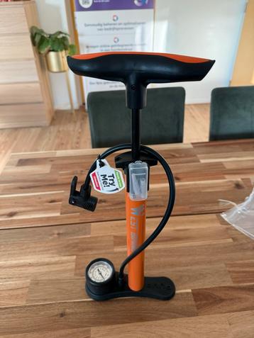 Nieuwe Fietspomp met Drukmeter beschikbaar voor biedingen