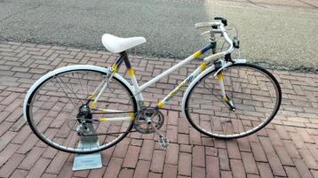 Vintage frense fiets beschikbaar voor biedingen