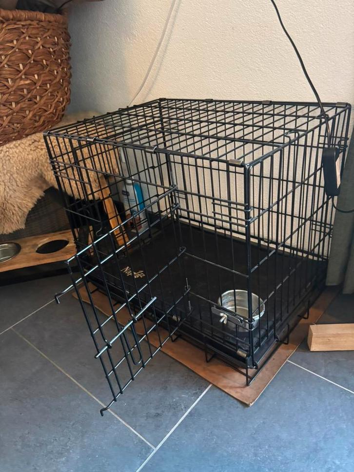 Bench in hele nette staat inclusief passend kussen en bakje, Dieren en Toebehoren, Hondenhokken, Zo goed als nieuw, Minder dan 65 cm