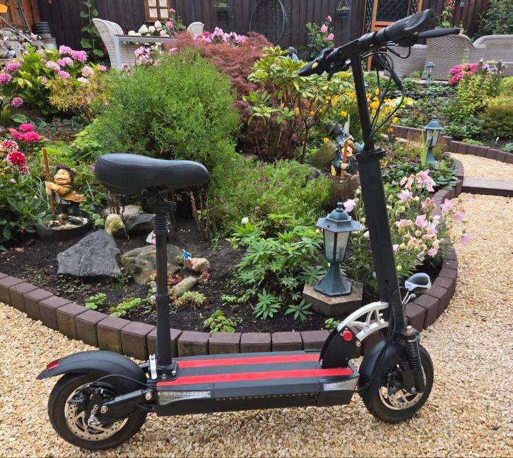 Zgan elektrische step die zeer uitgebreid is. Ongeveer 30km, Fietsen en Brommers, Steps, Zo goed als nieuw, Elektrische step (E-scooter)