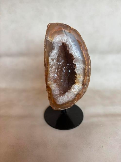 Agaat Geode met Kwarts Kristallen op Standaard – 11 cm, Verzamelen, Mineralen en Fossielen, Mineraal, Ophalen of Verzenden