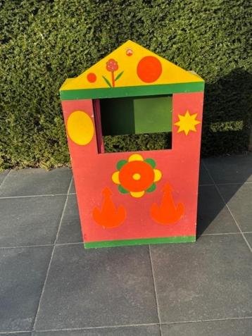 Poppenkast met een aantal speelpoppen beschikbaar voor biedingen