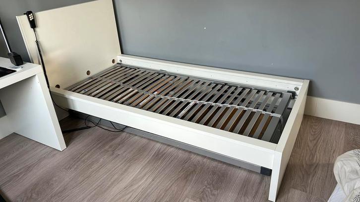 Eenpersoonsbed met elektrische lattenbodem, Huis en Inrichting, Slaapkamer | Bedden, Zo goed als nieuw, Eenpersoons, 90 cm, Hout