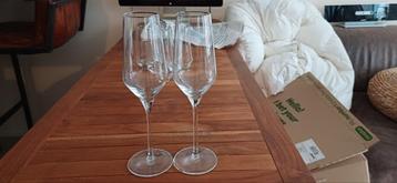 Champagneglazen beschikbaar voor biedingen