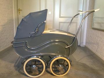 Ouderwetse vintage kinderwagen beschikbaar voor biedingen
