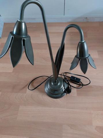 Bloemvormige Tafellamp beschikbaar voor biedingen