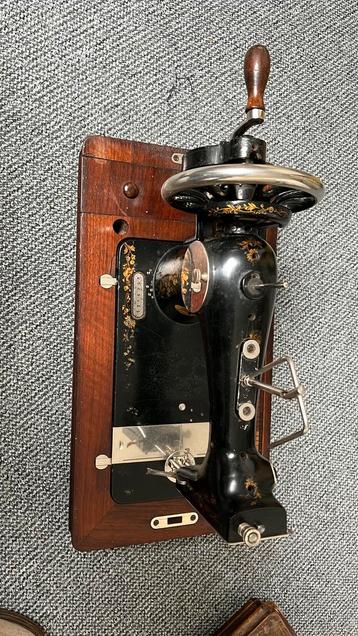 Antieke naaimachine beschikbaar voor biedingen