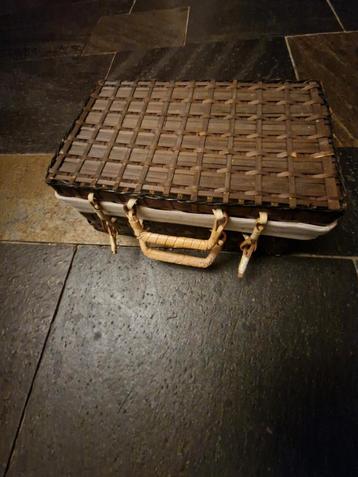 Vintage Rotan en Plastic Koffer/Picknickmand beschikbaar voor biedingen