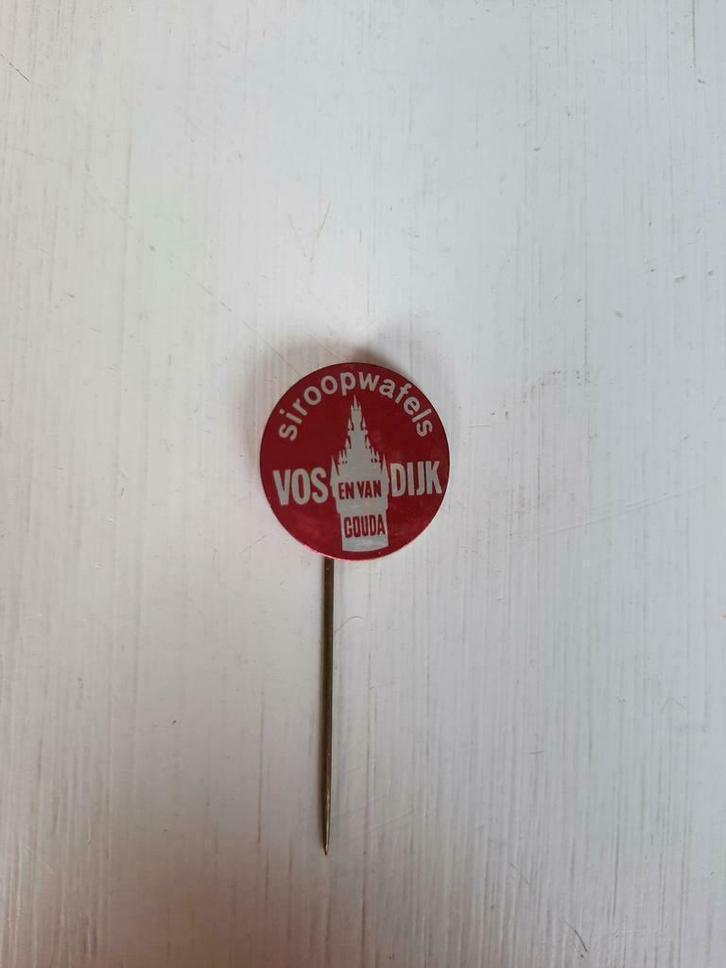 Vos en van Dijk Gouda Siroopwafels Rood Rond Speldje, Verzamelen, Speldjes, Pins en Buttons, Zo goed als nieuw, Speldje of Pin